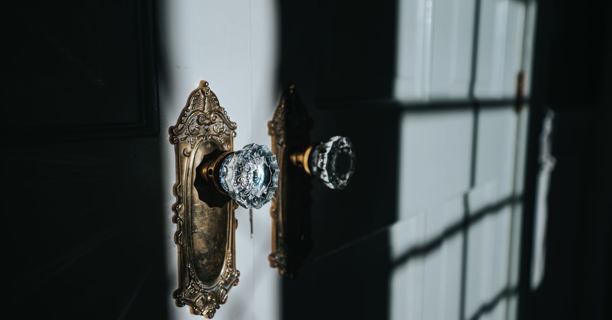 5 Signs Your Door Knob Lock Needs Replacing Before It Fails — Top Locksmith Pro